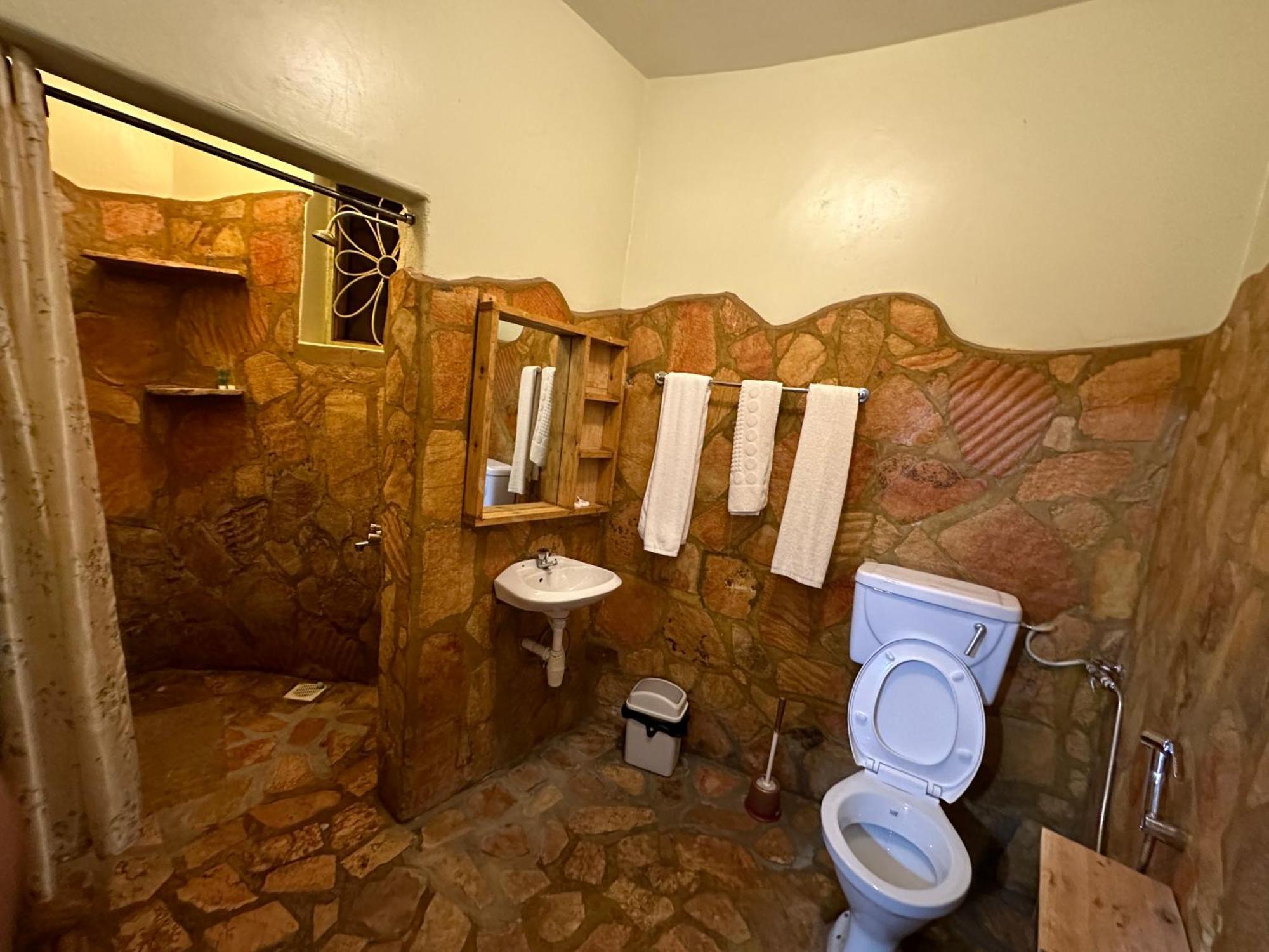Afro Smile Hotel & Guest House Jinja Extérieur photo