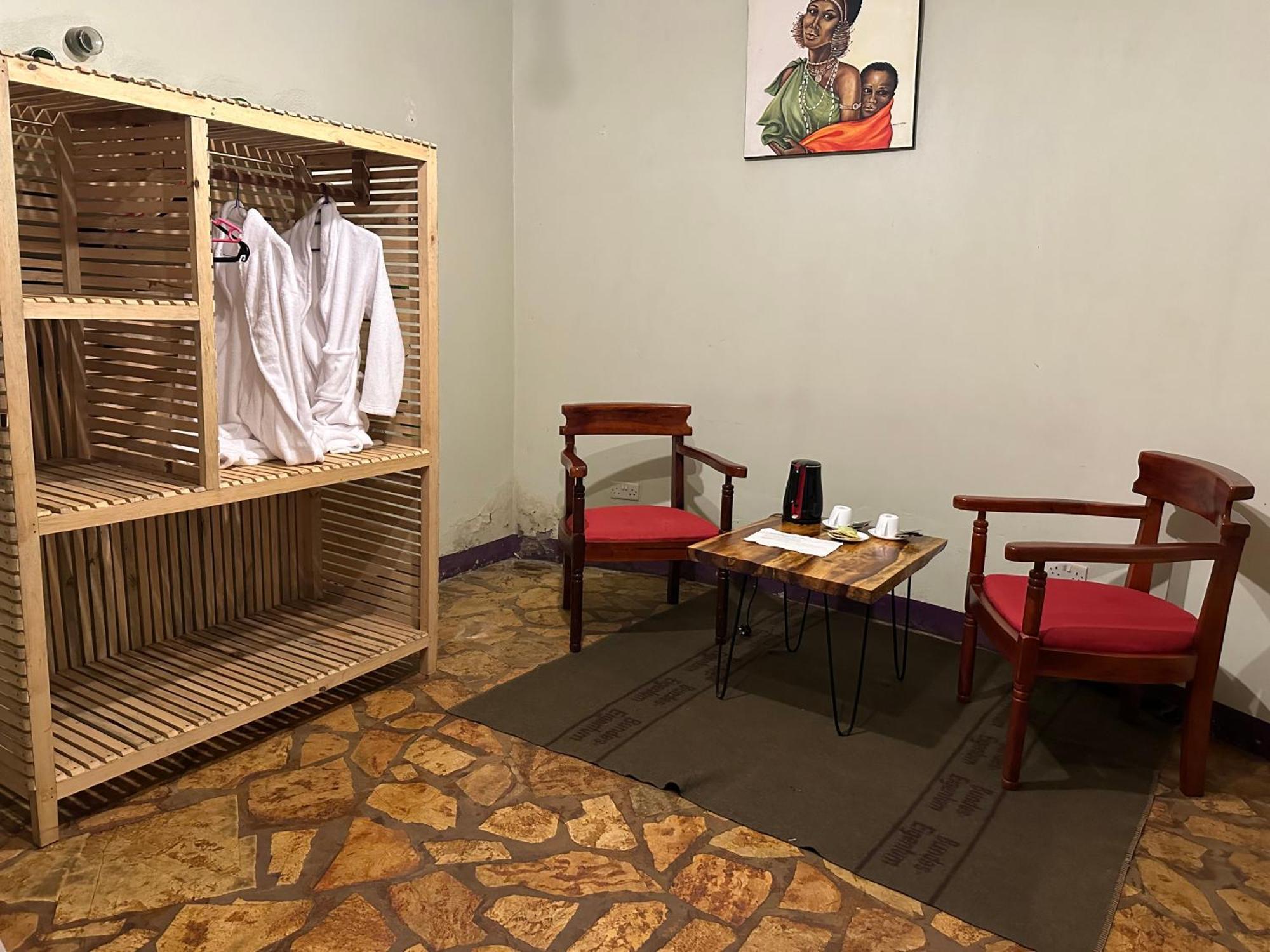 Afro Smile Hotel & Guest House Jinja Extérieur photo