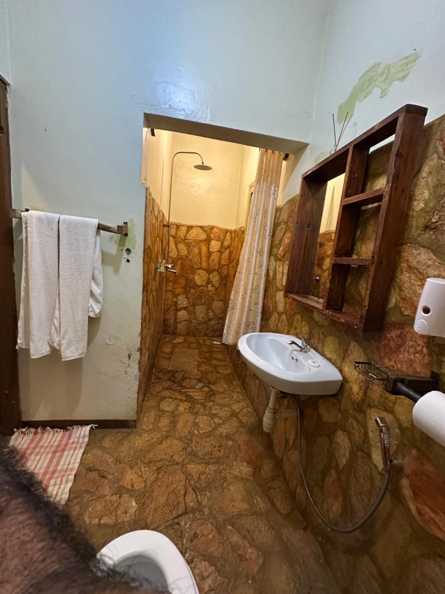 Afro Smile Hotel & Guest House Jinja Extérieur photo